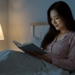다이어트에 도움 되는 뇌파 습관 3가지 중 세타파를 자극하기 위해 독서로 하루를 마무리 하고 있는 한국 여자 다이어터