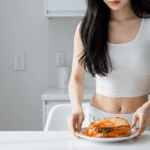 김치에 유산균이 다이어트에 효과적인 3가지 이유를 알고 김치를 먹고 있는 다이어터의 모습