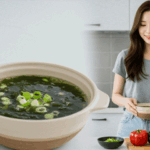 아침 식사로 포만감도 좋고 다이어트에도 좋은 미역국을 끓이고 있는 한국 여자 다이어터