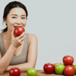 사과 다이어트를 하는 한국 여자 다이어터 모습