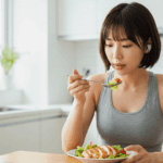맛있는 닭가슴살 샐러드로 단백질을 섭취하고 있는 다이어터