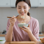 두부 다이어트 식단으로 맛있게 한 끼를 먹고 있는 다이어터