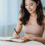 다이어트 전 몸의 변화를 체크하기 위해 메모를 하는 다이어터