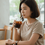 다이어트 정체기를 극복하기 위해서 달달한 음료대신 아이스 아메리카노를 먹고 있는 다이어터