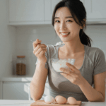 단백질 다이어트를 하면서 그릭 요거트와 삶은 달걀을 먹고 있는 다이어터